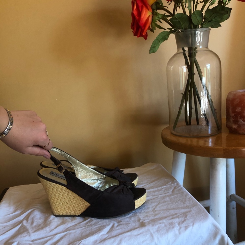 Steve Madden woven brown bow wedges